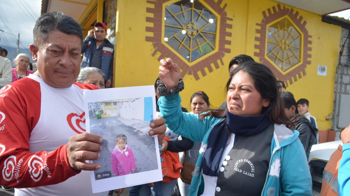 La mamá es comerciante afuera de la Plaza Juan Cajas en Ambato.