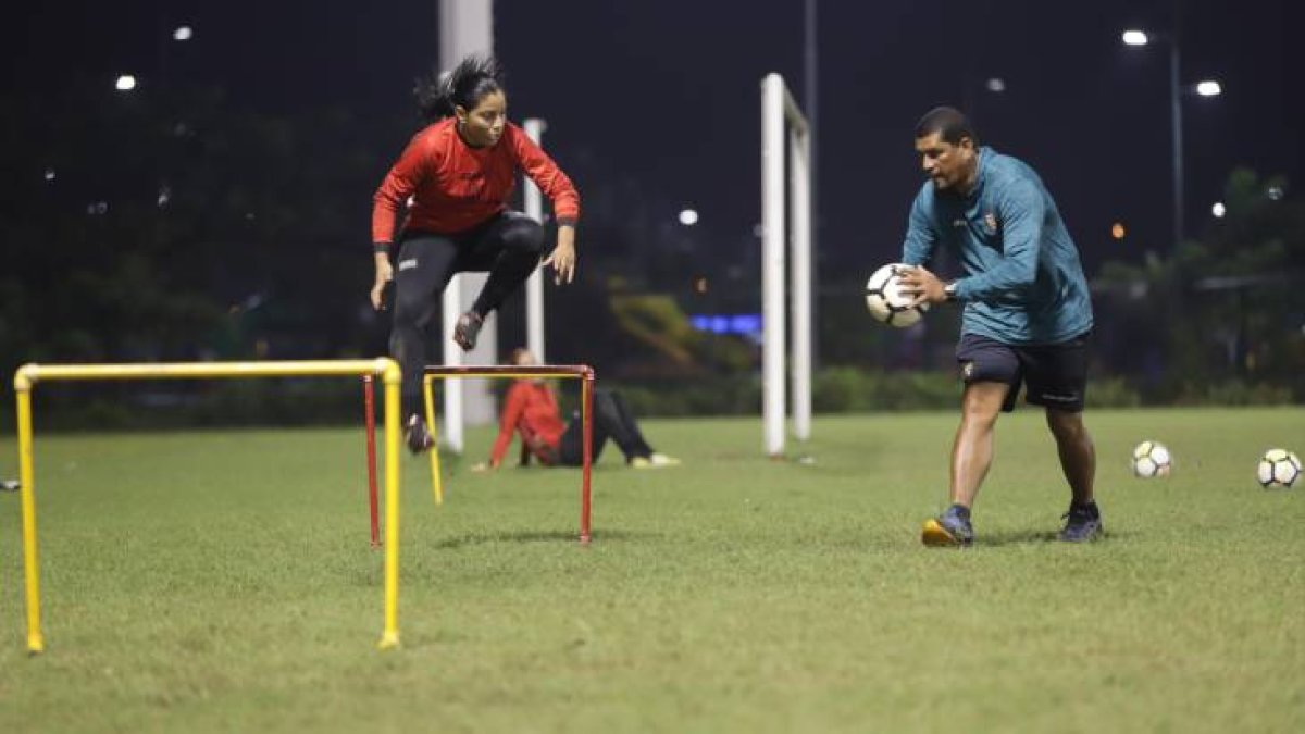 El experimentado exarquero Walter Rolando Guerrero es el preparador de las guardametas.