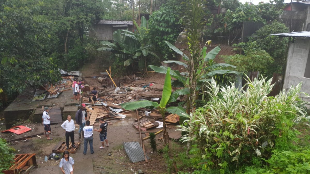 Restos de la vivienda. Abuela y nieta fallecieron camino al hospital.