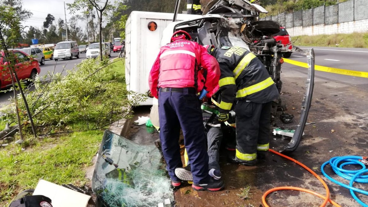 La vía fue cerrada por un par de horas, hasta que el automotor fuera llevado al patio de retención y los bomberos limpiaran el lugar.