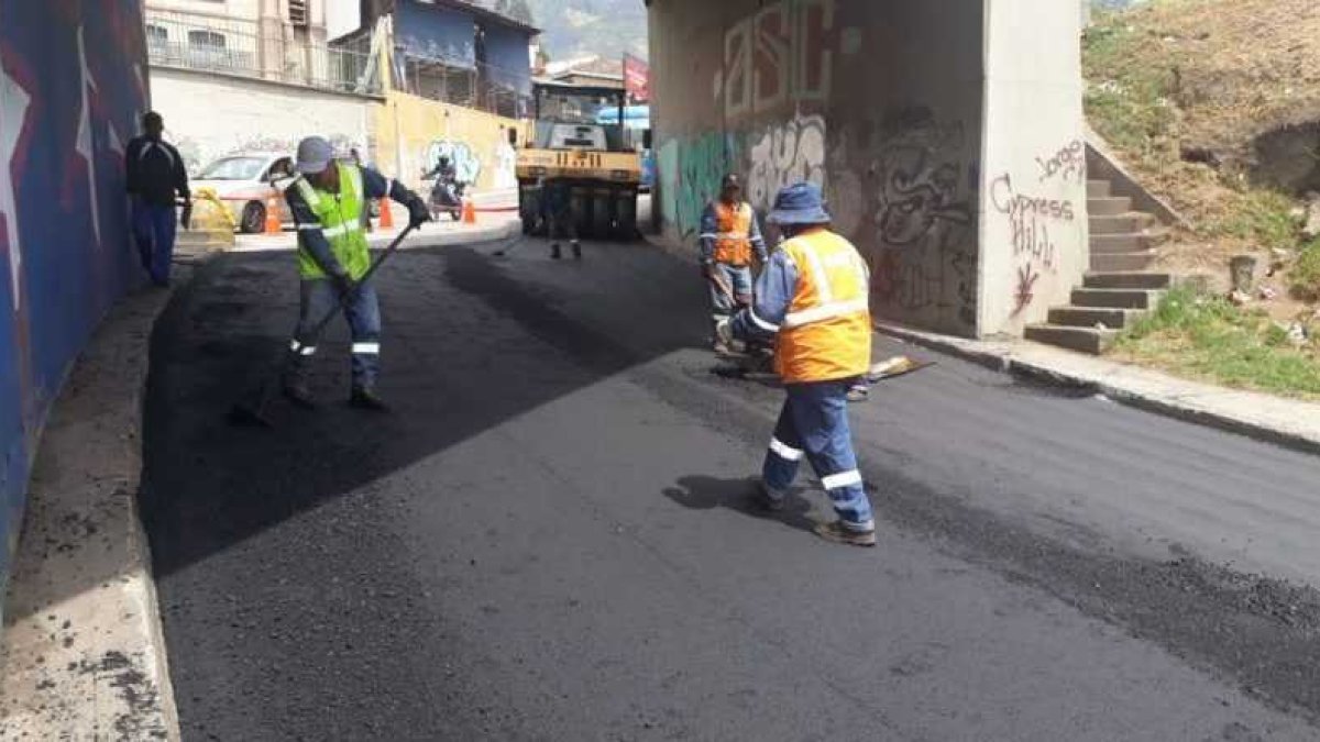 Personal de Epmmop realiza los trabajos de pavimentación en la vía a Nayón.