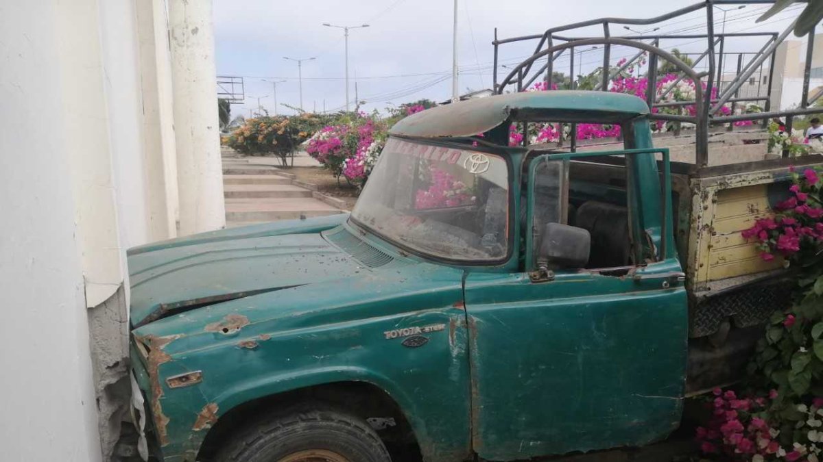 Vehículo se estrelló contra una pared de la vía Playas-Guayaquil.