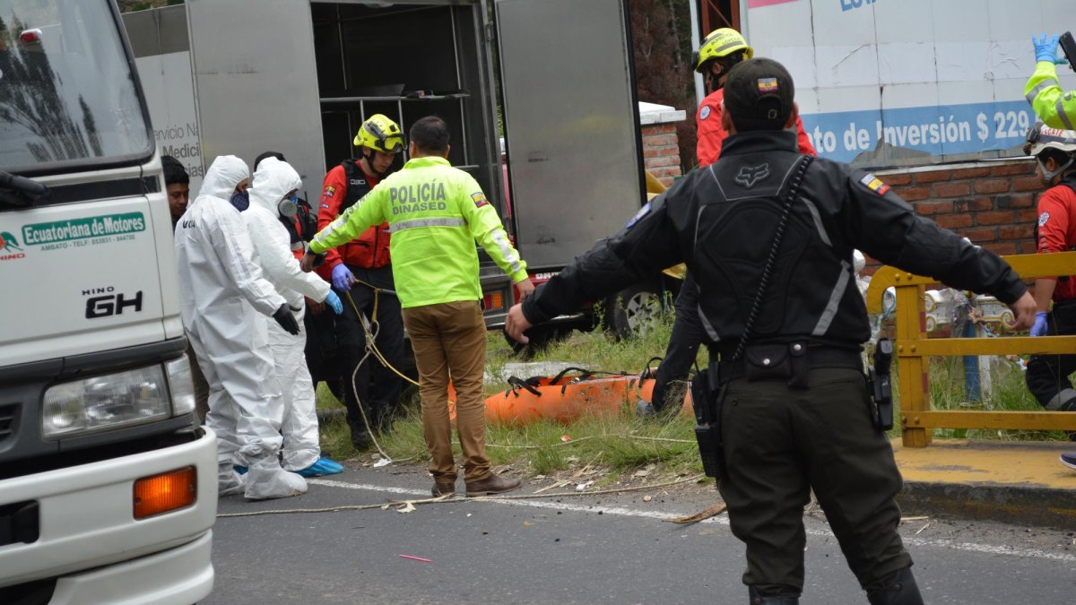 Al sitio acudieron peritos de la Unidad de Muertes Violentas de la Dinased, Criminalística, Fiscalía, Policía de Baños y Pelileo y Cuerpo de Bomberos.