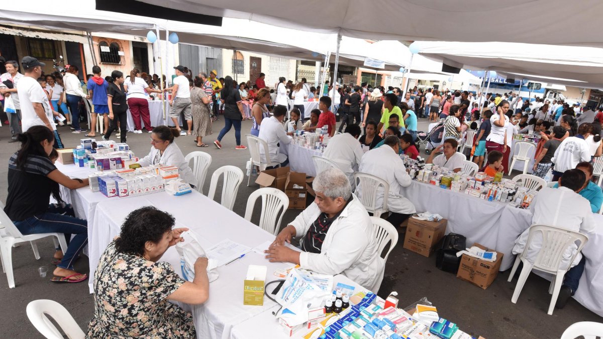 Los médicos valorarán cada caso y, de presentarse alguna complicación o enfermedad más compleja, la persona es derivada a la casa de salud correspondiente para su tratamiento.