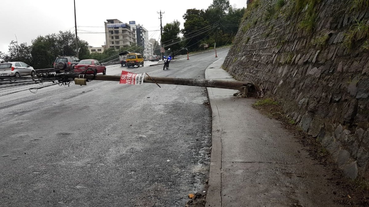 El poste caído atravesaba todo el ancho de la avenida Mariscal Sucre.