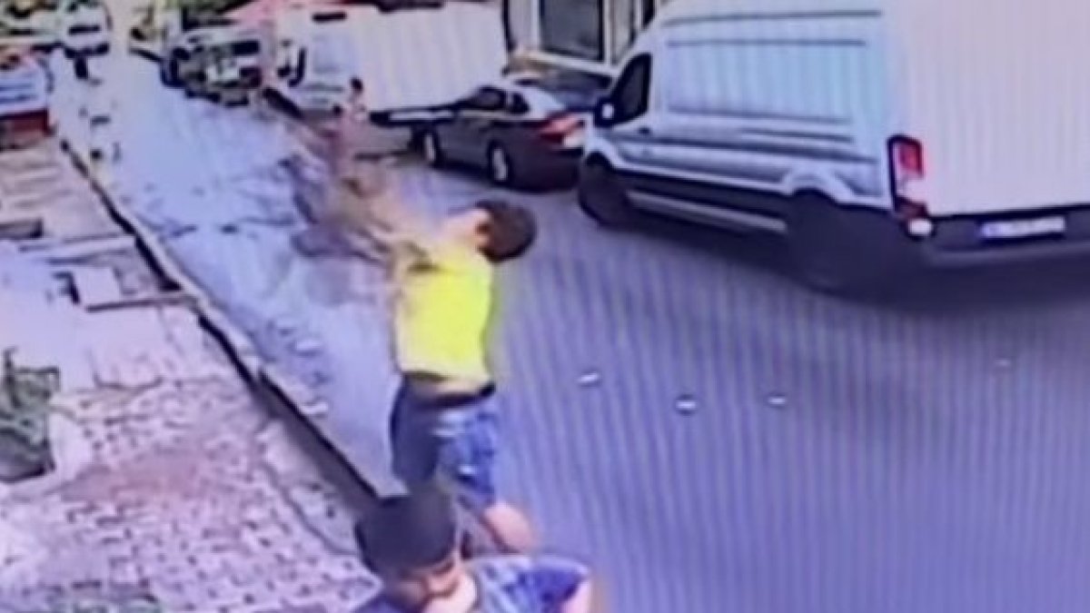 La niña, de dos años, cayó desde la ventana de un edificio.