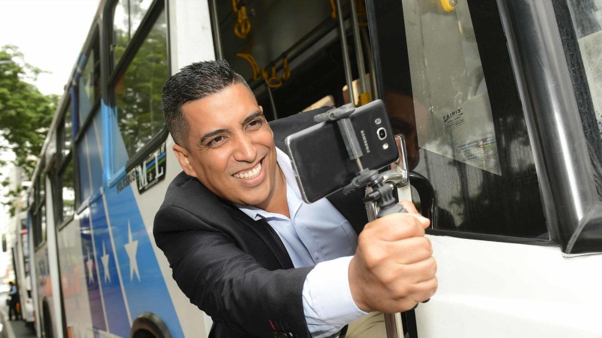 El comunicador, quien no tenía ni para pagar su almuerzo, dice haberse ganado la lotería con su ingreso al equipo de la alcaldesa Cynthia Viteri.