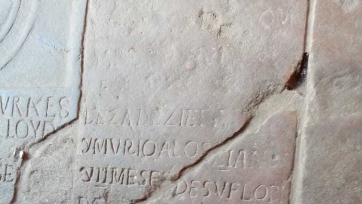 Una de las lápidas rota por la mitad.