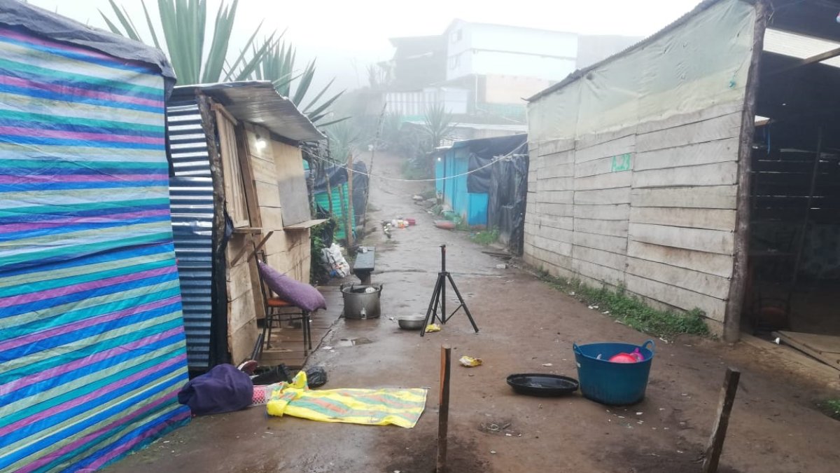 Decenas de covachas han quedado ya abandonadas en la zona minera.