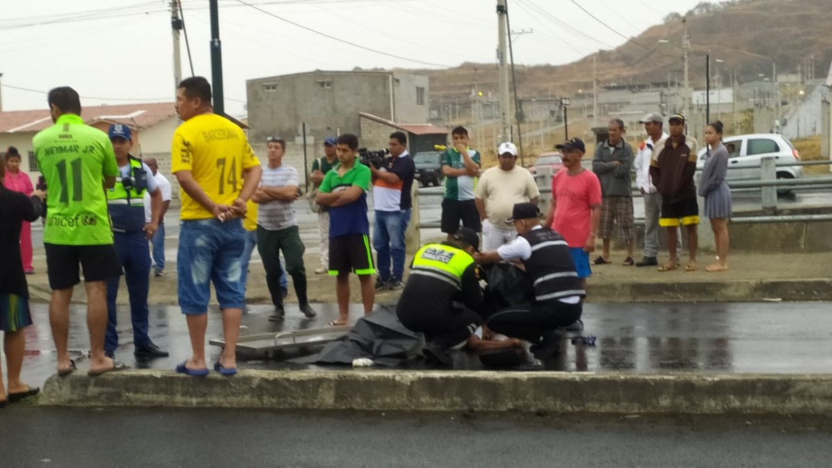 El hombre aún tenía en su mano derecha la cuerda con la que sacaba a pasear a ‘Precioso’. Las llaves de su casa también estaban botadas cerca a su cadáver.