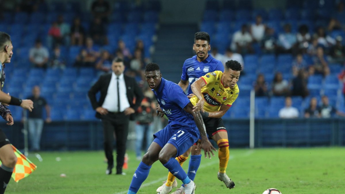 El lateral azul, Ronaldo Johnson (i), salió expulsado al término del primer tiempo.