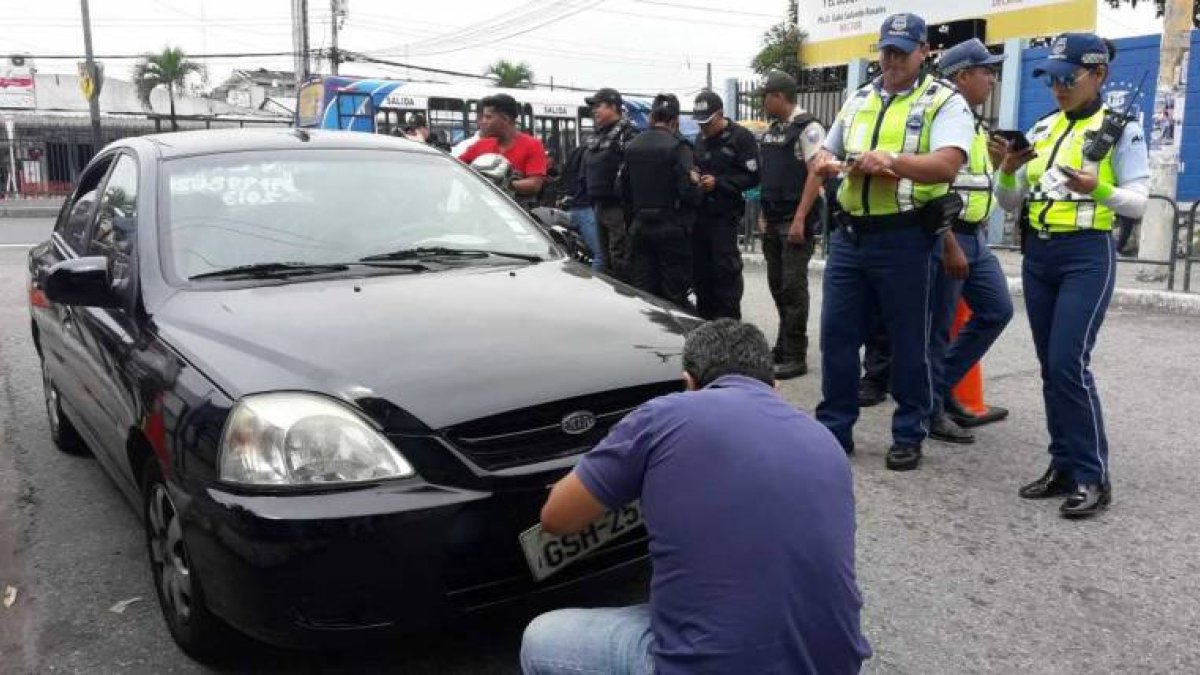 Un conductor es obligado a colocar la placa de su vehículo en el lugar adecuado.