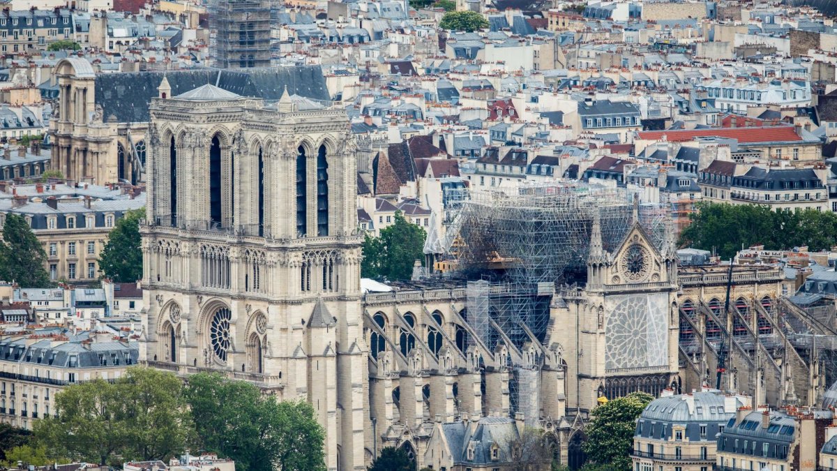 Los trabajos en la catedral parisina continúan.