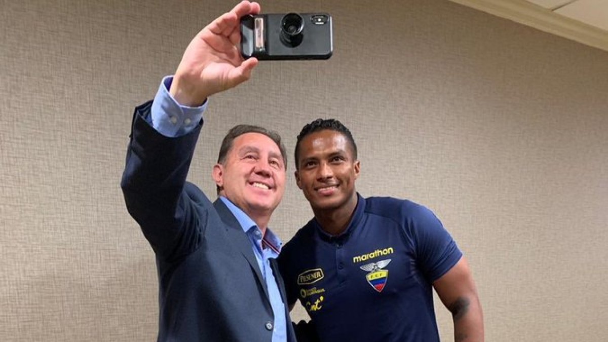 Fotografía de Antonio Valencia (d) junto a Álex Aguinaga (i).