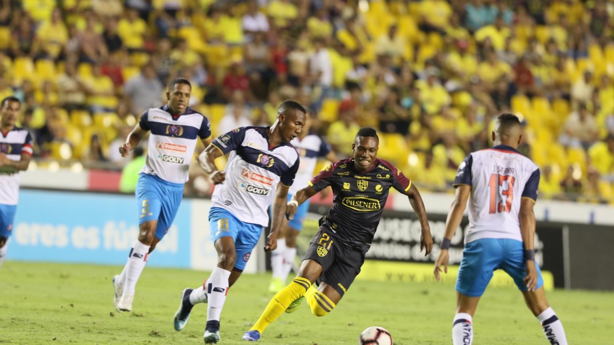 Jugadores de Barcelona y Olmedo en el encuentro de este 24 de mayo.