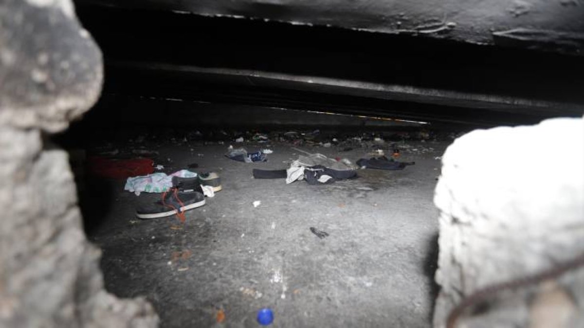 En el interior de los huecos de los puentes que están frente a dos centros comerciales en el sur, se visualiza basura y objetos personales.