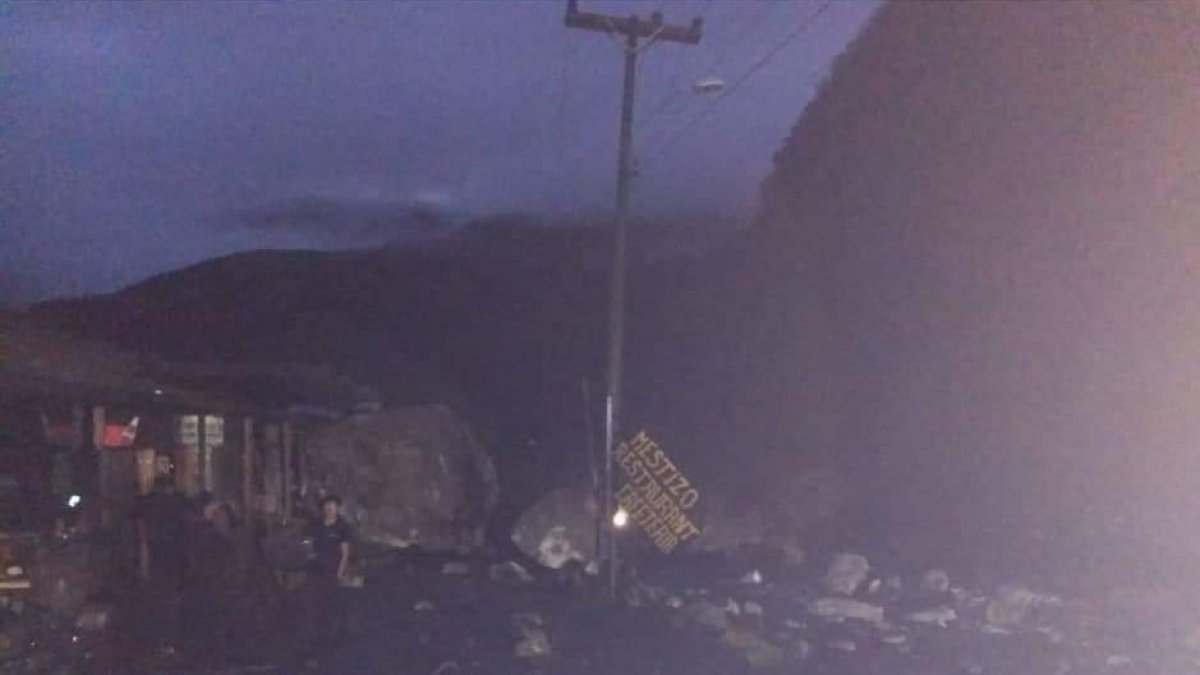 Son varios deslizamientos y caída de rocas ocurridos a las 19h50 de este jueves 7 de febrero, entre los kilómetros 90 y 97, que obstaculizan el tráfico vehicular.