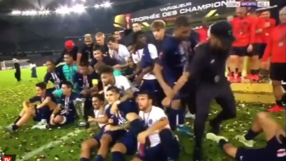 Kylian Mbappé empujó a Neymar en el festejo del PSG.
