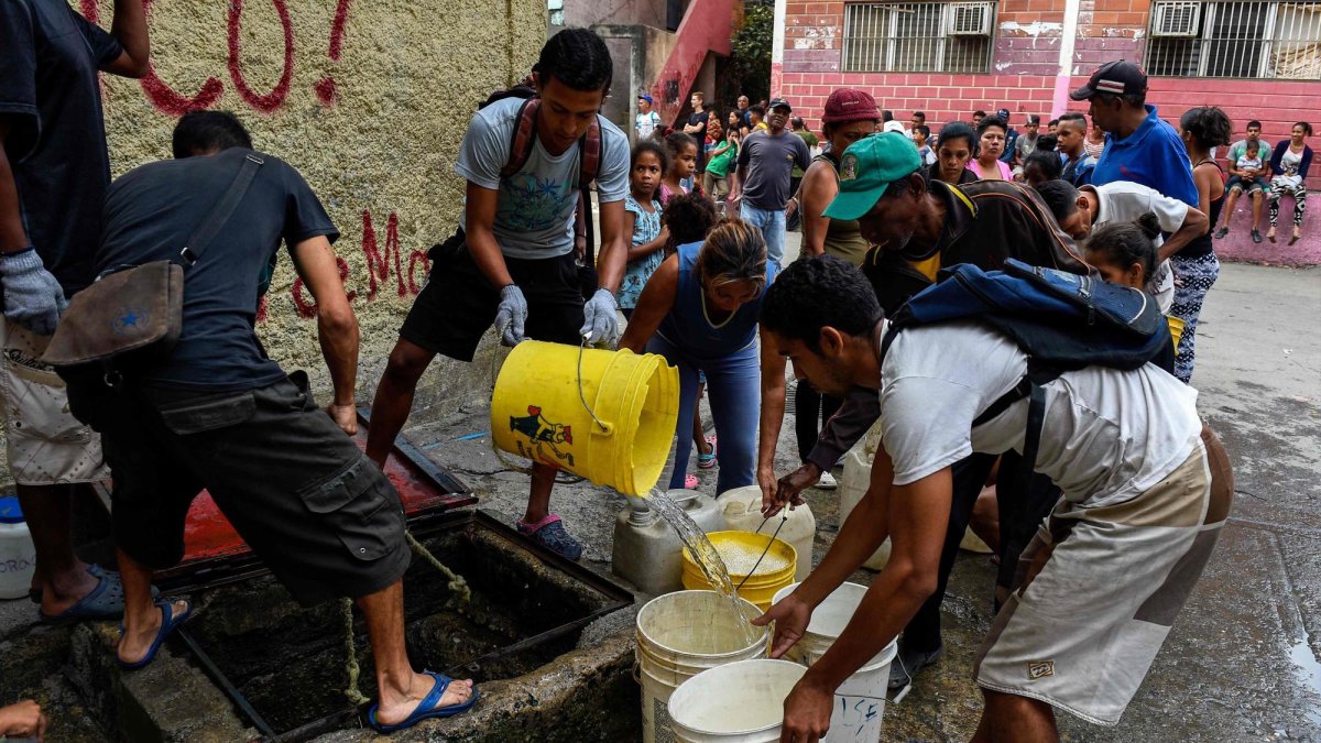Día y noche, cientos de personas llenan bidones, baldes, botellas o cualquier recipiente con el líquido, que solo sirve para bañarse o lavar ropa, pues no es apto para el consumo.