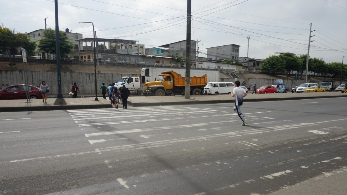 Los jóvenes cruzan corriendo.
