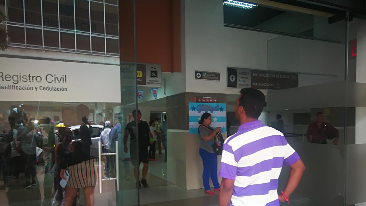 Hasta las 11:00 de este jueves, cinco personas en Guayas solicitaron una fecha para casarse tras la aprobación del matrimonio igualitario.