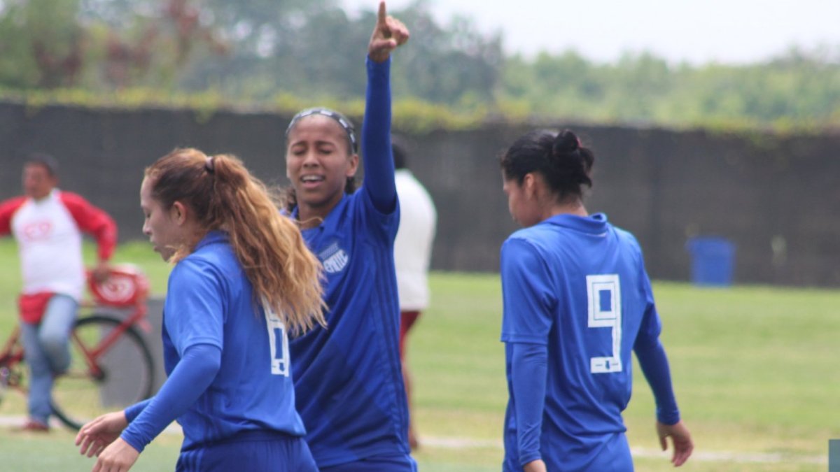 El fútbol femenino brinda alegría a las del astillero. Con esta victoria, el conjunto azul logra clasificar a los cuartos de final.