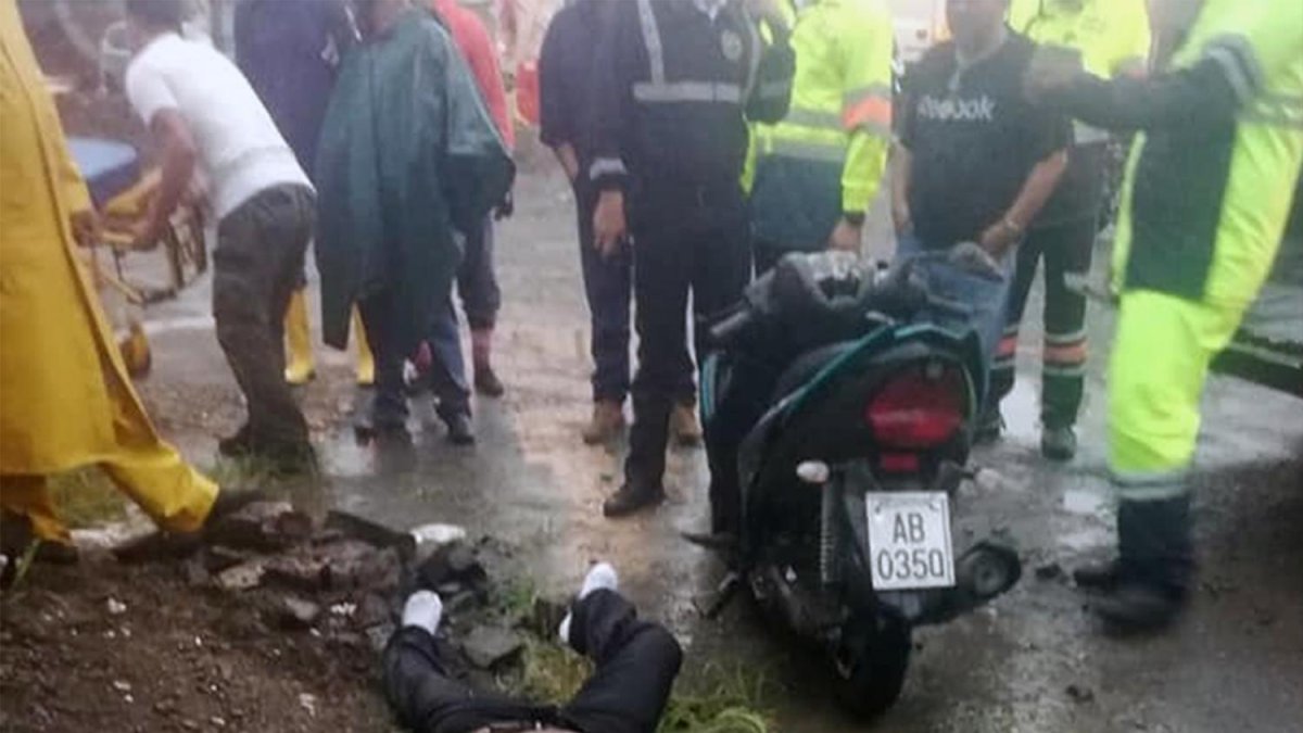 Junto al cuerpo estaba una motoneta color negro, por lo que hacía presumir que se trataba del resultado de un accidente de tránsito.