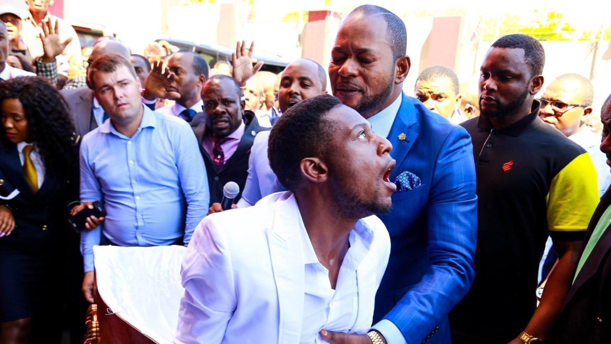 El pastor Alph Lukau simuló que le había devuelto la vida a un hombre.