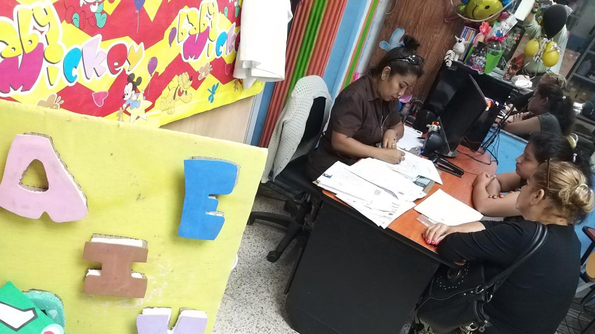 Rosa Narváez atiende trastornos del lenguaje, en su mayoría asociados a la pronunciación de la letra R.