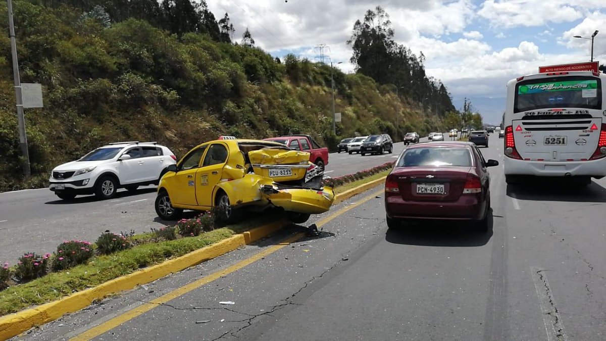El percance se dio entre un taxi amarillo y un bus de transporte urbano. El primero de los vehículos fue uno de los más afectados.