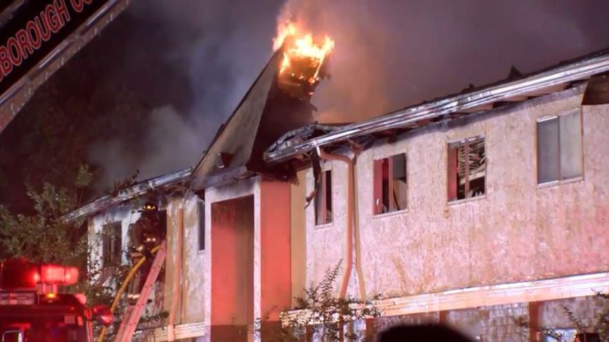 Cuando llegaron los bomberos, las llamas ya estaban devorando el techo, que más tarde se derrumbó.