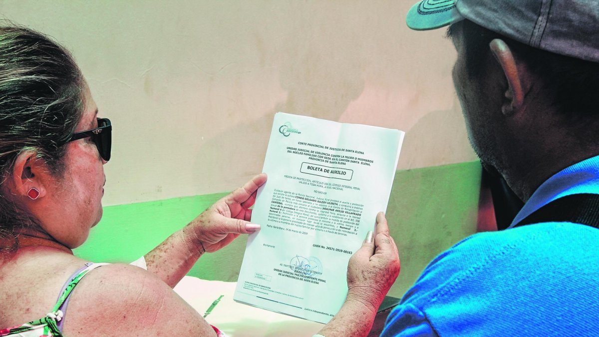 Los padres de la víctima muestran la boleta de auxilio que fue expedida en marzo pasado, cuando la agredió con un cuchillo caliente.