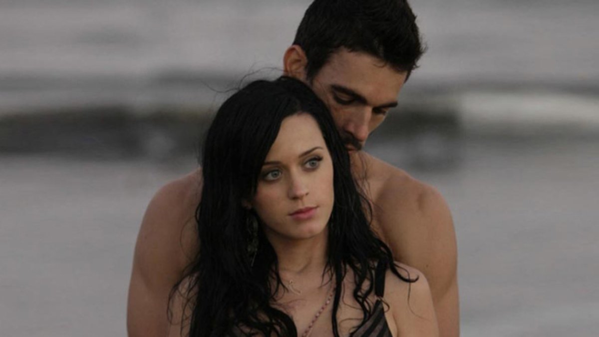 Josh Kloss, quien modeló en el vídeo ‘Teenage dream’ de la artista, asegura que en una fiesta ella lo humilló de esta manera para mostrar sus partes íntimas a todos.