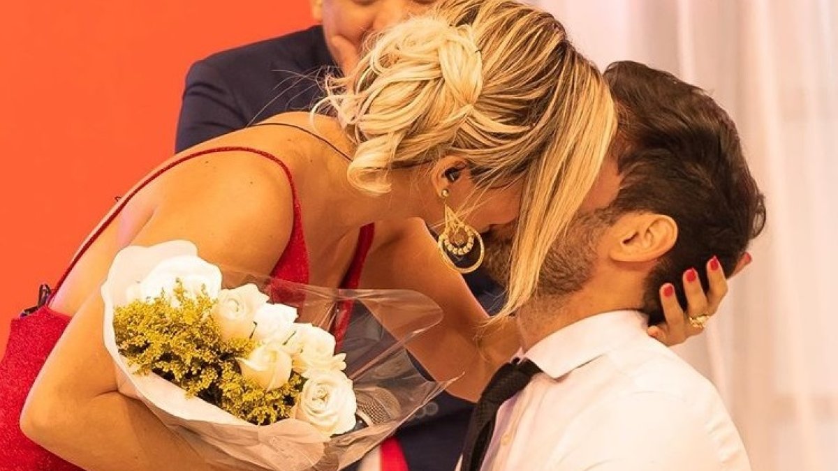 Fernanda Gallardo sella con un beso el sí a la petición de su novio, Ricardo Blanco, quien se encontraba de rodillas.