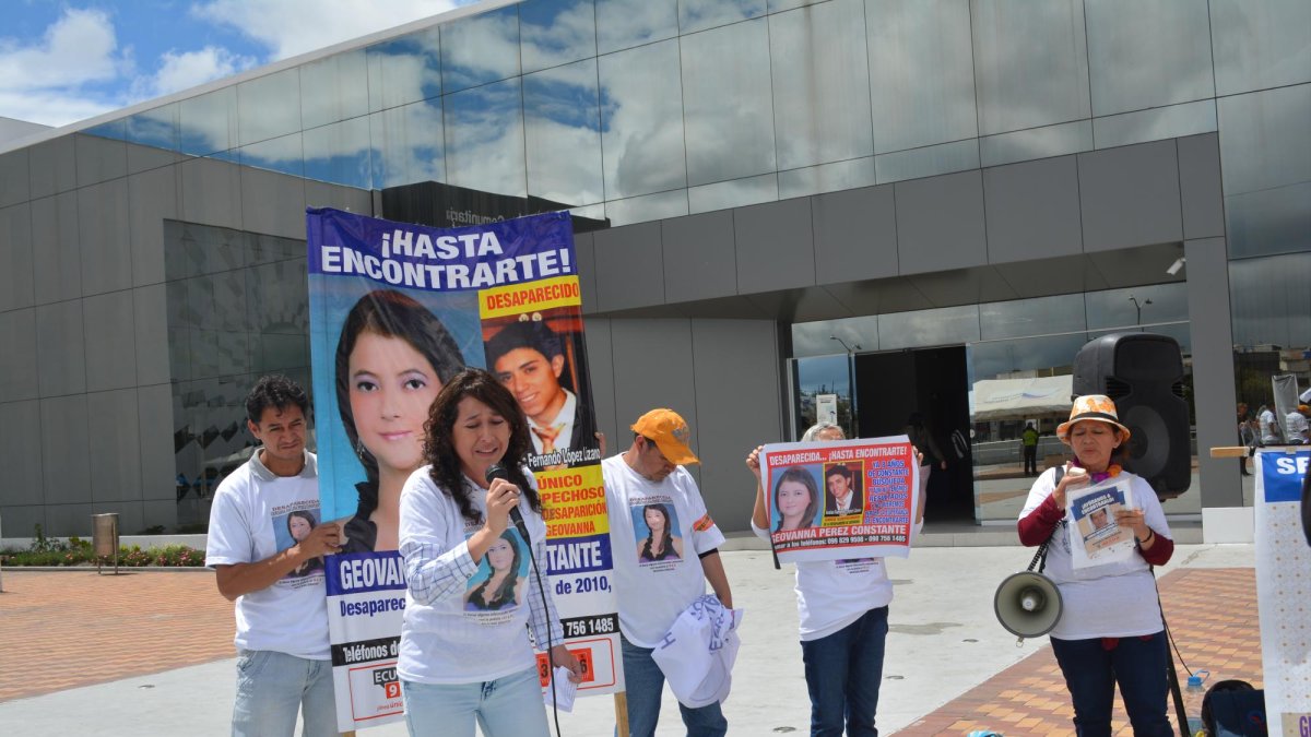 Su hermana Denisse Pérez, llevaba una camiseta blanca, al igual que el resto de familiares, con la foto de Geovanna donde piden que si la observan, les informen.