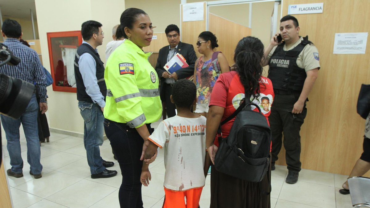 A simple vista era notorio que el menor había sufrido una agresión. Tenía manchada de sangre su camiseta, una herida en la cabeza y moretones debajo del ojo izquierdo y en los brazos.