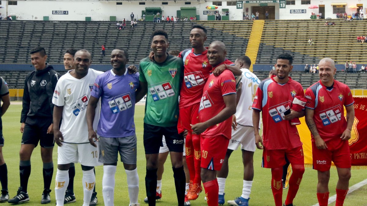 A sus 39 años, el ‘Diablito’ fue despedido por cerca de tres mil personas.