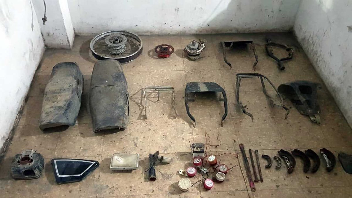 Además de las armas, se les pudo encontrar partes de motos.