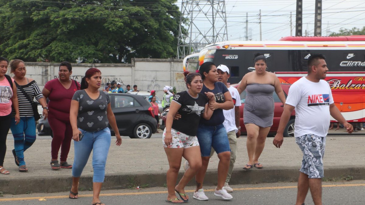 Allegados del occiso llegaron hasta el área que la Policía acordonó para realizar las investigaciones.