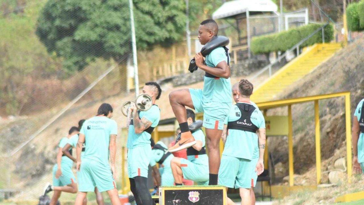 Jugadores de Barcelona realizan el entrenamiento para el cotejo contra Fuerza Amarilla.