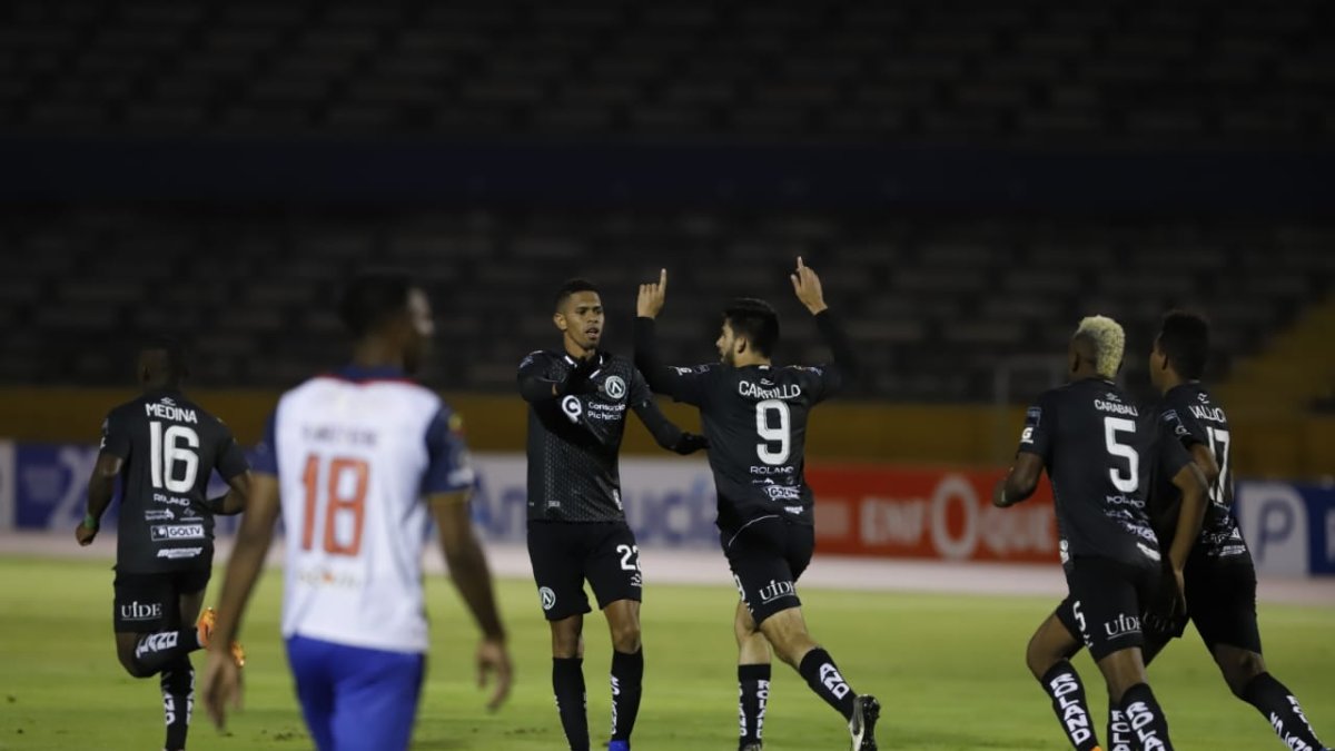 Los jugadores de América celebran el tanto de la igualdad, conseguido en la última jugada del encuentro.