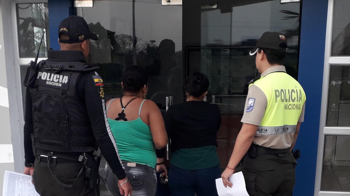 Según la madre de familia, la docente casi le arranca un dedo de una mordida. Ambas fueron detenidas.