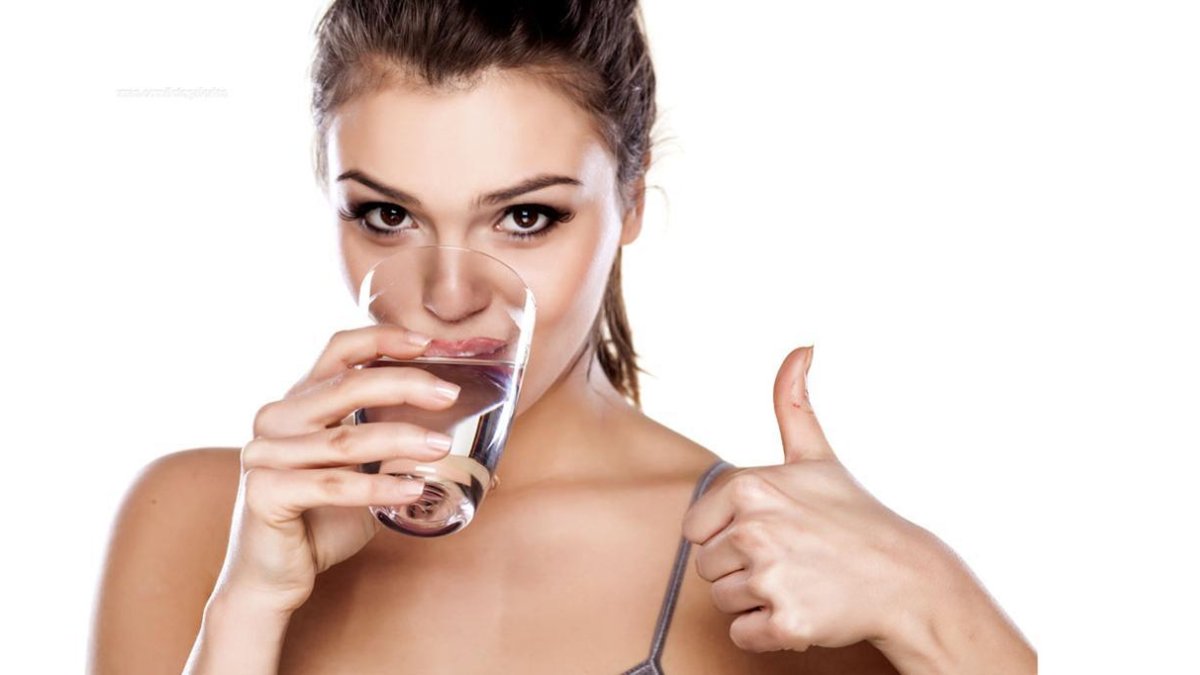 Referencial. Beber agua evita desbalances en los electrolitos.