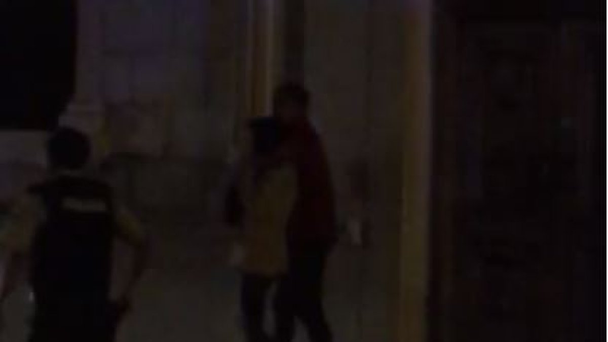 Los agentes policiales intentaron negociar con el hombre, pero fue imposible.  Apuñaló a la mujer.