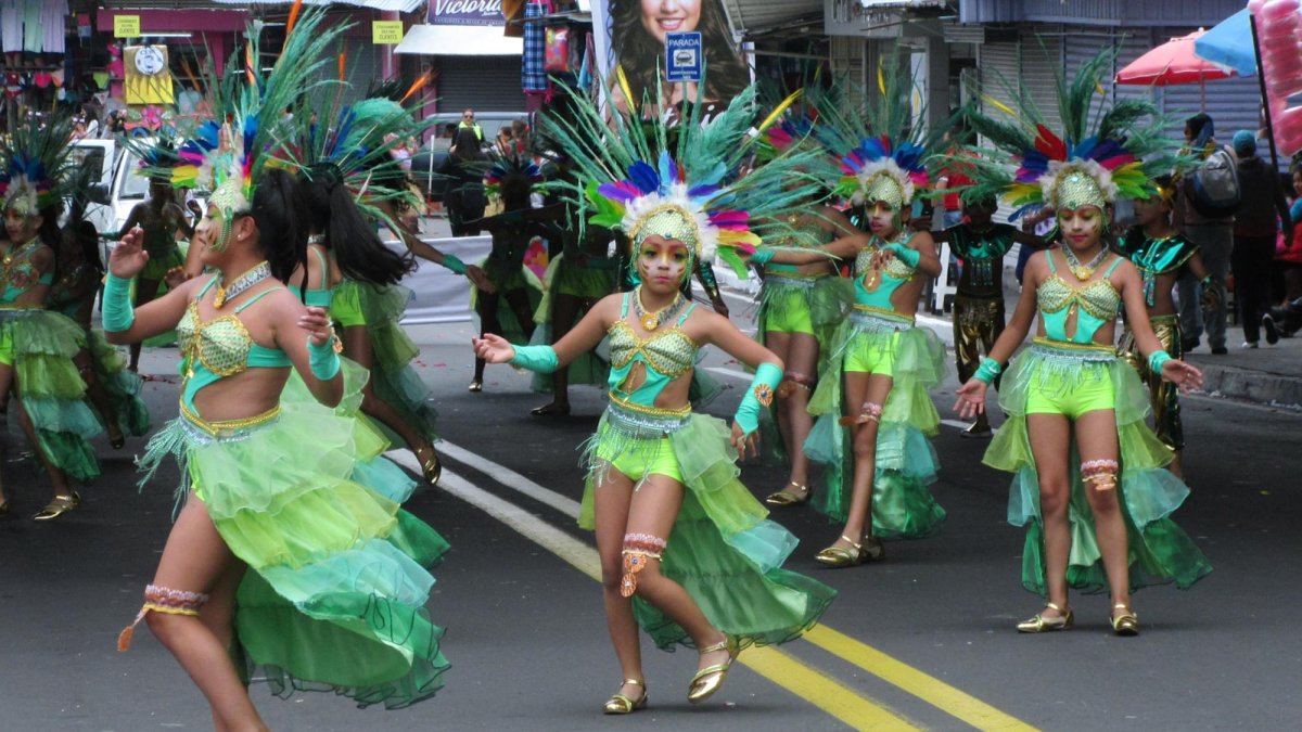 Los niños abren el telón de las festividades y son los protagonistas del primero de tres desfiles. El segundo es el domingo 3 que es de la confraternidad y el lunes 4 que es el desfile de la Ronda Nocturnal.