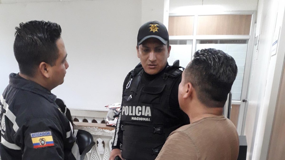 La policía investiga si existen más víctimas del sujeto.