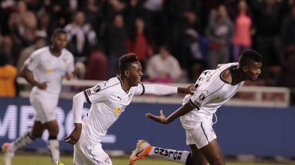 Los jugadores albos celebran el tanto de José Ayoví.