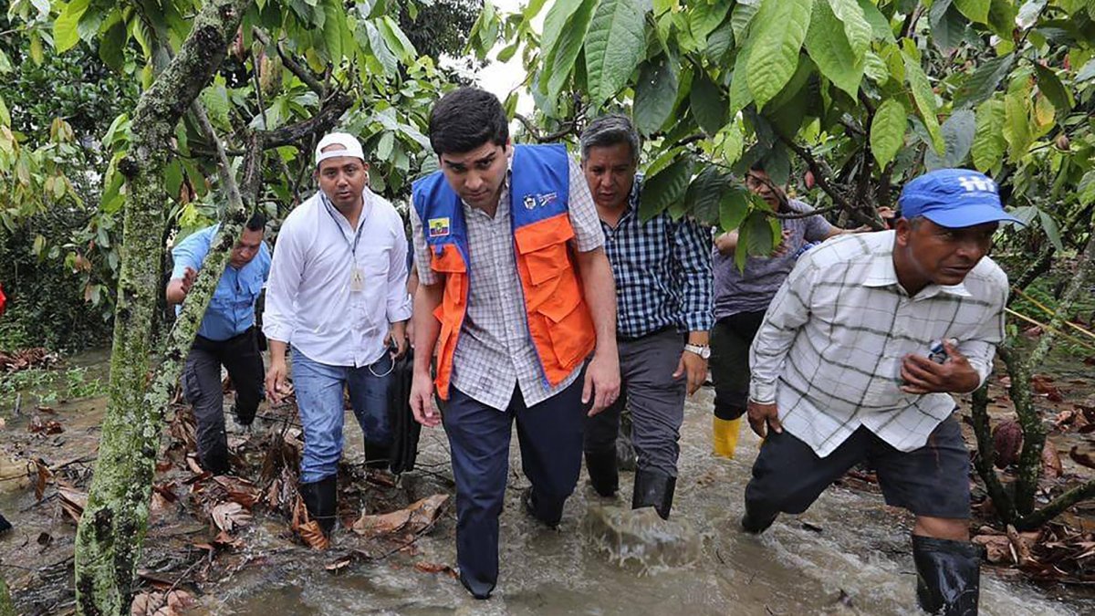 El vicepresidente estuvo ayer en un sector rural de Babahoyo que permanece inundado.