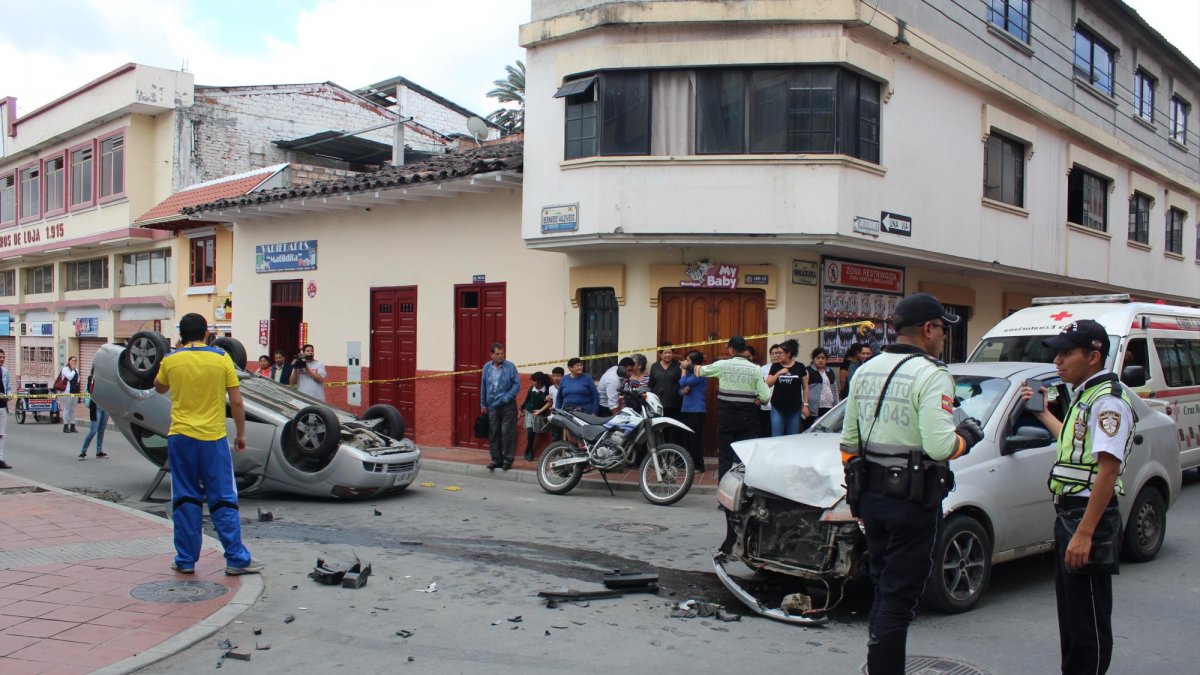 Según las personas que se mantenían en el sitio, escucharon un tremendo impacto. Luego observaron que una joven pedía auxilio desde los fierros retorcidos del automotor.