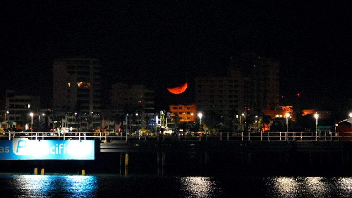 La luna roja se pudo captar claramente desde el malecón de Salinas.